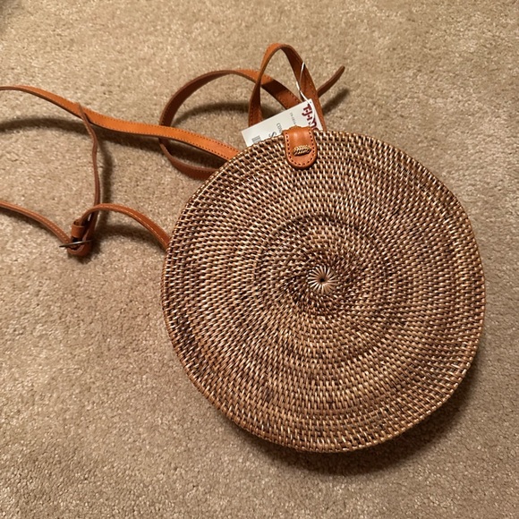 Handmade Indonesian Ata Grass Circle Rattan Backpack with Batik Lining - Picture 3 of 5